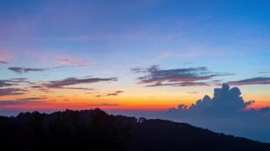 Tepelerin üzerinde gün doğumunda zaman akıp gidiyor.