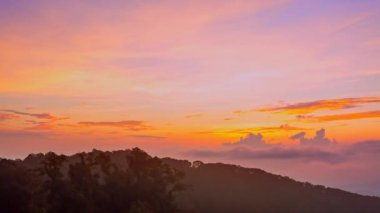 Gün doğumunda dağların üstünde zaman akıp gidiyor.