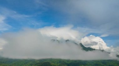 Arial 'in beyaz sis manzarası Chiang Dao Dağı' nın zirvesini kaplıyor.