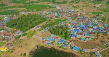 Vadi boyunca uzanan kırsal köyün havadan görünüşü