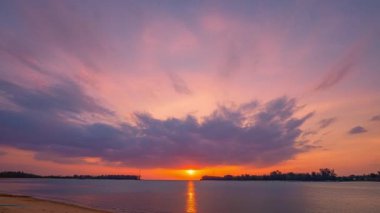 Sarasin Köprüsü Boğazı 'nda çarpıcı kızıl gökyüzünün zaman aşımı