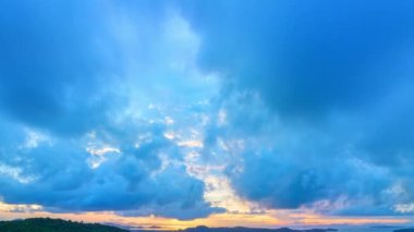 Parlak turuncu-kırmızı bulutların havadan görünüşü, parlak ve güzel ötesinde.