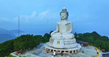 Phuket 'in havadan görünüşü. Tepedeki mavi gökyüzünde büyük Buda.