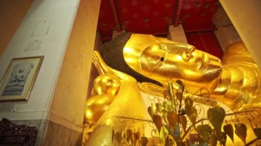 Wat Khun Inthapramun 'daki güzel altın uzanan Buda, Sukhothai döneminde inşa edilmiş bir tapınaktır. Enfes ve kadim. Tapınak harabe ama Buda tamamen mükemmel. Bornoz kumaşı.