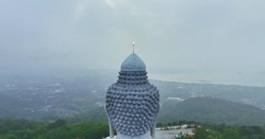 Phuket 'in üzerinden sisli hava manzarası esiyor. Büyük Buda renkli gündoğumunda..
