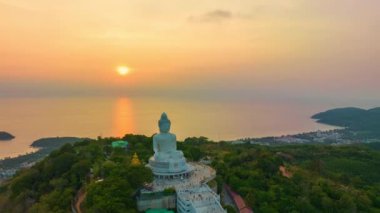 Phuket Büyük Buddha 'daki parlak sarı günbatımının hava hiper yanılma görüntüsü