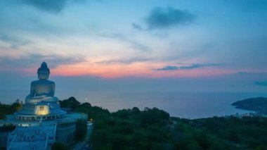 Gün batımında Phuket Büyük Buda 'nın arkasında tatlı gökyüzünün havadan hiper görüntüsü.