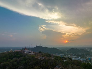 Hava manzarası güzel altın gün doğumu Phetchaburi şehrindeki saray tepe üzerinde.