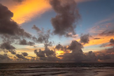 Güneşin batışında okyanus üzerinde çarpıcı bulutlar