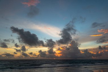 Güneşin batışında okyanus üzerinde çarpıcı bulutlar
