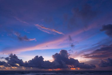 Güneşin batışında okyanus üzerinde çarpıcı bulutlar
