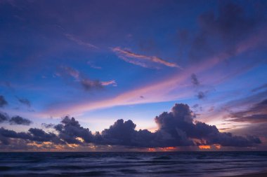 Güneşin batışında okyanus üzerinde çarpıcı bulutlar