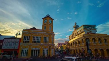 Phuket, Tayland-14 Kasım 2024: Sino-Portekiz mimarisi gün batımında Phuket şehrinin simgelerinden biridir. Alacakaranlıkta Phuket şehri boyunca parlak renkler.