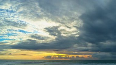 Okyanus sahili fırtına bulutları zaman aşımı
