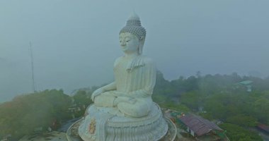 Phuket 'in hava manzarası. Sis dolu büyük Buda.