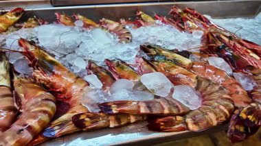 Markette ızgara karides.