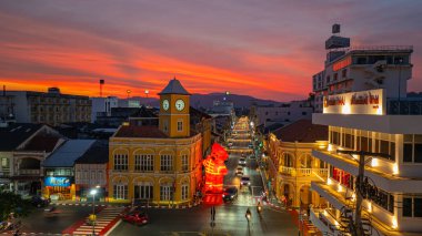Phuket, Tayland - 10 Şubat 2025: Phuket 'teki klasik binanın üstündeki renkli gökyüzü. Gökyüzünde bulutlar olan romantik gökyüzü günbatımı manzarası. Saat kulesi Phuket 'in simgesidir..