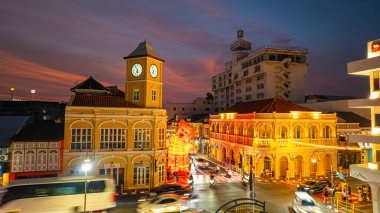 Phuket, Tayland - 10 Şubat 2025: Phuket 'teki klasik binanın üstündeki renkli gökyüzü. Gökyüzünde bulutlar olan romantik gökyüzü günbatımı manzarası. Saat kulesi Phuket 'in simgesidir..