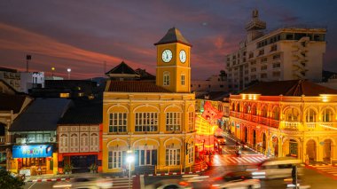 Phuket, Tayland - 10 Şubat 2025: Phuket 'teki klasik binanın üstündeki renkli gökyüzü. Gökyüzünde bulutlar olan romantik gökyüzü günbatımı manzarası. Saat kulesi Phuket 'in simgesidir..