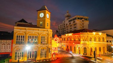 Phuket, Tayland - 10 Şubat 2025: Phuket 'teki klasik binanın üstündeki renkli gökyüzü. Gökyüzünde bulutlar olan romantik gökyüzü günbatımı manzarası. Saat kulesi Phuket 'in simgesidir..