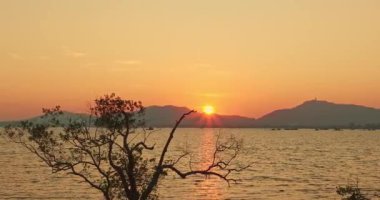 Dağ sırtında güneşin havadan görünüşü