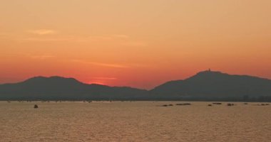 Dağ sırtının arkasında güneşin havadan görünüşü