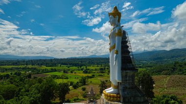 Büyük Buda Brahma Panyo, Doi Luang dağının önünde dikiliyor, Chiang Mai doğal ortamdaki huzur ve maneviyatı sembolize ediyor. Yüksek dağ arkaplanı