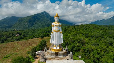 Büyük Buda Brahma Panyo, Doi Luang dağının önünde dikiliyor, Chiang Mai doğal ortamdaki huzur ve maneviyatı sembolize ediyor. Yüksek dağ arkaplanı