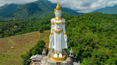 Büyük Buda Brahma Panyo, Doi Luang dağının önünde dikiliyor, Chiang Mai doğal ortamdaki huzur ve maneviyatı sembolize ediyor. Yüksek dağ arkaplanı