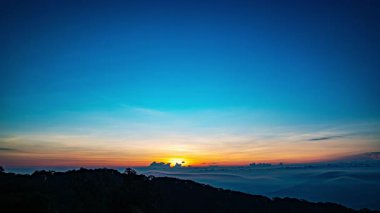 Doi Inthanon Chiang Mai 'deki sisli ormanlık tepelerde gün doğumu.