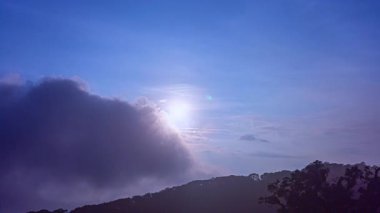 Güzel mavi gökyüzü dağların tepesinde gün doğumunda kaybolur