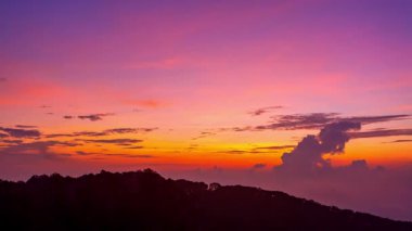 Zaman akıp gidiyor. Güneş dağların üzerinde parlıyor..