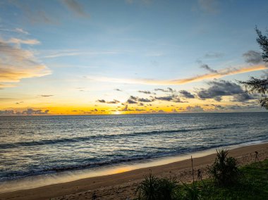 Gökyüzünün havadan görünüşü sarıya döner turuncuya ve denizin üzerinde kırmızıya