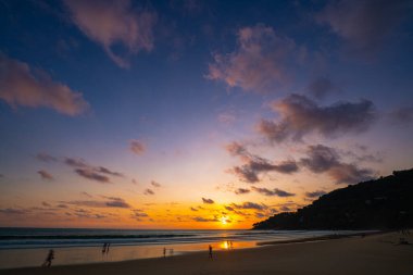 Okyanusun üzerindeki günbatımında tatlı altın gökyüzü 