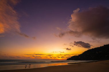 Okyanusun üzerindeki günbatımında tatlı altın gökyüzü