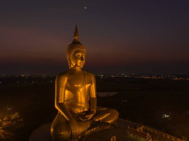Ay, dünyanın en büyük altın Buda 'sının kafasının üstündeydi.
