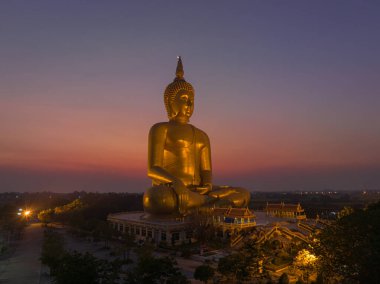 Ay, dünyanın en büyük altın Buda 'sının kafasının üstündeydi.