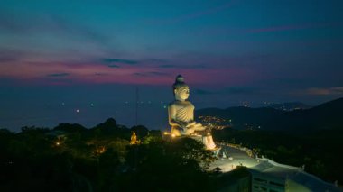 Phuket Büyük Buda 'nın alacakaranlıktaki hava hiperaktif görüntüsü.