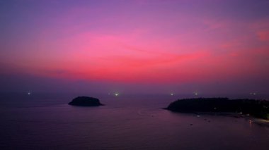  Okyanus üzerindeki renkli pembe gökyüzünün havadan hiper yanılma görüntüsü.