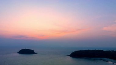 Denizin üzerinde gün batımı