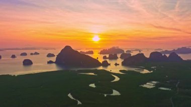 Samed Nang Chee 'nin bakış açısının üstündeki hava saldırısı ile güneşin doğuşunun inanılmaz görüntüsü.