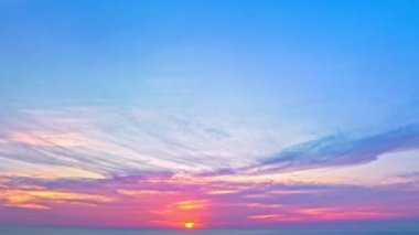 Uçsuz bucaksız denizin üzerindeki günbatımında çarpıcı gökyüzünün hava hiper yanılma görüntüsü 