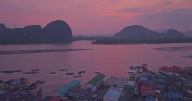 Adaların üzerindeki pembe gökyüzünün havadan görünüşü