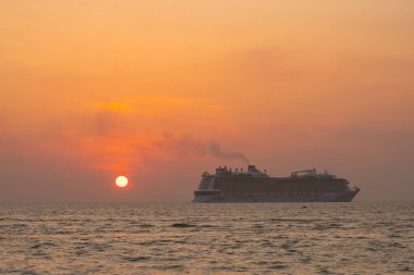 Lüks bir yolcu gemisinde gün batımı gökyüzünü turuncu ve pembeye çevirir ve çarpıcı bir manzara yaratır. Günün Patong 'da güzel bir geceye dönüşmesi gibi ufkun dingin güzelliğini tecrübe edin. 