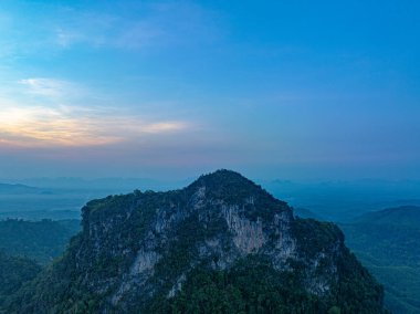 Tropikal yağmur ormanlarında dağın tepesindeki hava manzarası ve Phang Nga vadisinde güzel bir gün doğumu manzarası.