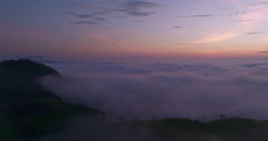 Güneşin doğuşu sersemletici sisli dağlarda manzaralı gökyüzü 