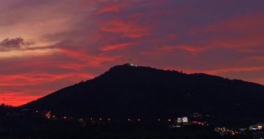 Gün batımında Aydınlanmış Tapınağın Dağ manzarası