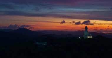Phuket 'in üzerindeki alacakaranlıkta inanılmaz renkli bulutların havadan görünüşü.