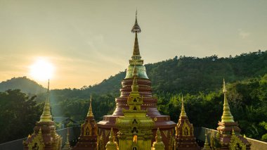 Lampang Tayland 'daki Doi Phra Chan (Daibutsu) tapınağındaki Phra Yai Wat Phra' daki güzel tapınağın hava manzarası.