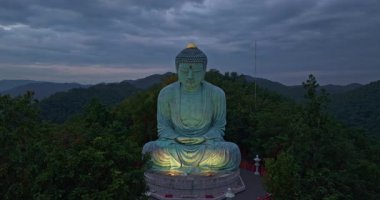 Wat Pra Yan Lampang 'da Buda' nın güzel gündoğumunun hava manzarası.